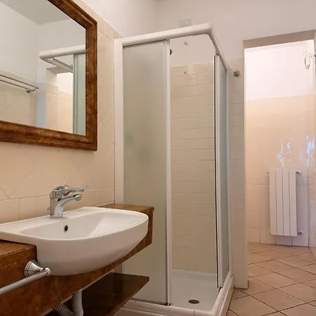 Lakeview Apartment *